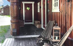 Un porche de una casa con un banco y una puerta. en 4 Bedroom Cozy Home In Gol, en Golsfjellet