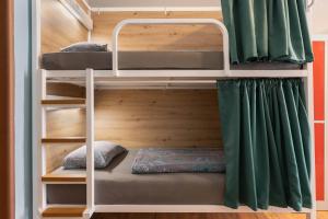 Palanda nebo palandy na pokoji v ubytování Hostel Elf