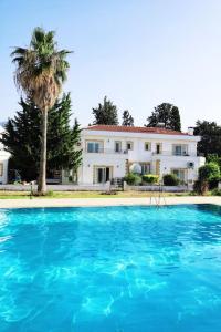 Hồ bơi trong/gần Tropical Cyprus Villa With Swimming Pool