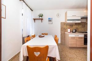 Kuchyň nebo kuchyňský kout v ubytování Apartments Marija