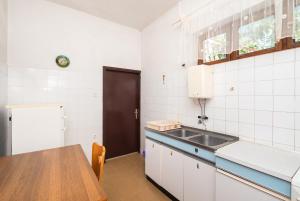 Kuchyň nebo kuchyňský kout v ubytování Apartments Marija