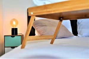 ein Bett mit einer Lampe und einem Kissen darauf in der Unterkunft Le Central Rhône 2 - vue grandiose - in Lyon + 24 Fotos