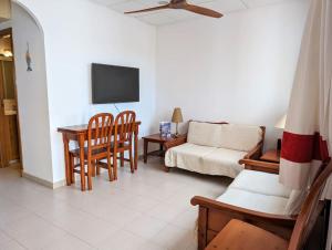 un salon avec un canapé et une table dans l'établissement Apartamento turístico en Son Bou con vistas al mar, à Son Bou