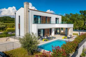 una casa con piscina delante en Villa Abarica, en Marasi