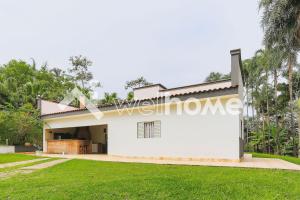 a villa with a view of the garden at Linda chacara em Mogi das Cruzes in Mogi das Cruzes