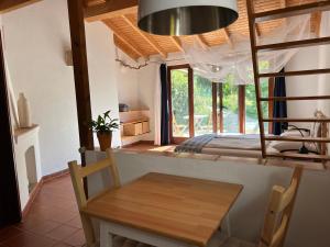 a room with a table and a bed and a window at Moinhos do Paneiro in Santiago do Cacém