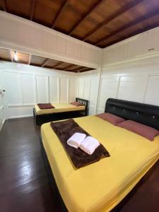 Кровать или кровати в номере Nami Homestay Teluk Batik