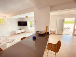 a living room with a table and a couch at Villa Besuc Benissa Moraira 8 personnes in Benissa