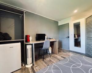 a room with a desk with a computer and a chair at La Chambre à Tourtour in Tourtour
