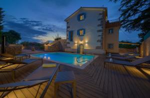 Bazén v ubytovaní Luxury Villa Ive With Heated Pool, Finnish Sauna, Infrared Sauna, Pet Friendly alebo v jeho blízkosti