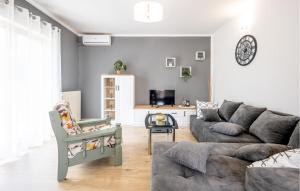 una sala de estar con un sofá y una silla en Stunning Apartment In Bresca With Wifi, en Breza