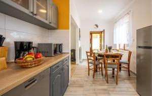 una cocina con mesa y un bol de fruta en la barra en Stunning Apartment In Bresca With Wifi, en Breza