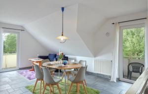 une salle à manger avec une table et des chaises dans l'établissement 2 Bedroom Nice Apartment In Boiensdorf, à Boiensdorf 10 autres photos
