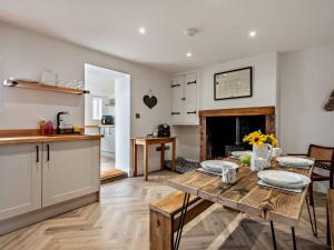 Η κουζίνα ή μικρή κουζίνα στο 2 Bed in Ennerdale 95126