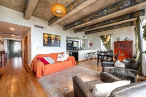 un soggiorno con divano arancione e una cucina di The Netherland by MIAMI BEACH OCEAN RENTAL a Miami Beach