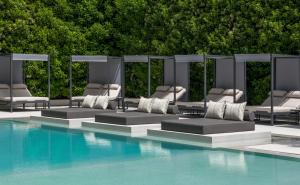 Der Swimmingpool an oder in der Nähe von Blazer Suites Hotel