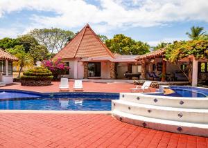 ein Resort mit Swimmingpool und einem Haus in der Unterkunft Mia Nueva Gorgona in Nueva Gorgona