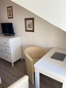 TV/trung tâm giải trí tại FeWo 58 - Appartement im Rottalblick - Helle Kuschelecke genießen mit Bademantelgang zur Therme, TV, inkl Stellplatz im Haus u Kurtaxe