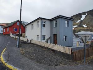 una fila di case su una strada con una recinzione di Grund in Ólafsvík a Ólafsvík