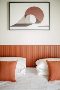 un letto con due cuscini e una foto sopra di esso di Hotel San Marco Sestola a Sestola