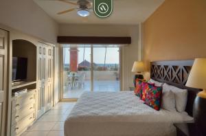 TV a/nebo společenská místnost v ubytování Mexican Styled 2 BR Condo - Beachfront - Pool