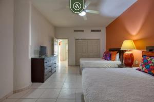 Postel nebo postele na pokoji v ubytování Mexican Styled 2 BR Condo - Beachfront - Pool + 29 fotografií