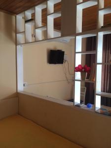 a room with a window with a tv on the wall at Villa TaLi Beach in Maltakva