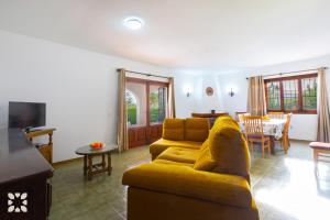A television and/or entertainment centre at Villa Feliz Imelda by Abahana Villas Még 13 kép