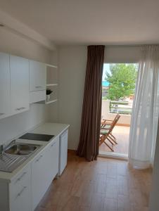 Kuchyň nebo kuchyňský kout v ubytování Hotel Flora