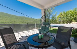 een patio met een tafel en stoelen bij Stunning Home In Poljica With Kitchen in Poljica