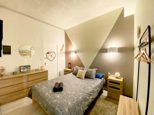 Un dormitorio con una cama y una cómoda. en Le Jardin Secret De Nady, en Carcassonne