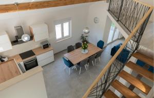 een keuken en eetkamer met een tafel en stoelen bij Stunning Home In Poljica With Kitchen in Poljica