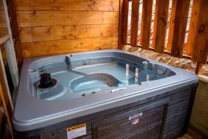 eine große Badewanne mit einem Bären darin in der Unterkunft Spacious 2800 sq ft-Cozy Wood Cabin-NEW BUILD in Pigeon Forge + 51 Fotos