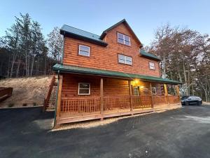ein Blockhaus mit einem davor geparkt in der Unterkunft Spacious 2800 sq ft-Cozy Wood Cabin-NEW BUILD in Pigeon Forge