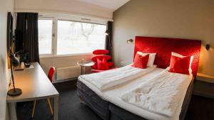 Postel nebo postele na pokoji v ubytování Thorbjørnrud Hotell