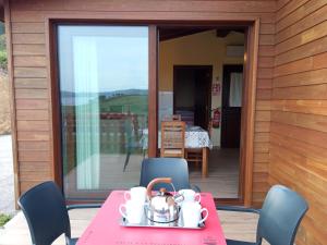 ein Tisch mit einer Teekanne darauf in der Unterkunft Camping Playa de Nemiña in Nemiña + 24 Fotos