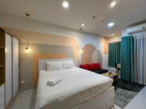 Un dormitorio con una gran cama blanca en una habitación. en Tommy Home in Soho Central Distric 1 SaiGon, en Ho Chi Minh