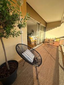 balcone con sedia e pianta in vaso di Studio Calme à 3min des plages à pied a Marsiglia