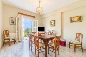 TV a/nebo společenská místnost v ubytování The Green Cottage 2