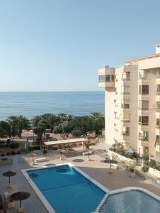 Blick auf ein Resort mit Pool und Meer in der Unterkunft Balcón del mar in Alicante