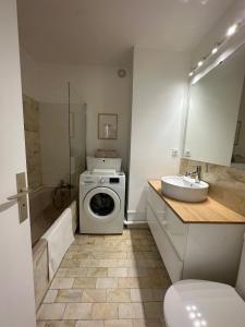 un bagno con lavatrice e lavandino di Studio Calme à 3min des plages à pied a Marsiglia