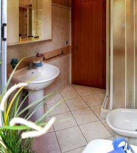 La salle de bains est pourvue d'un lavabo et de toilettes. dans l'établissement Residenza Raggio, à Riccione
