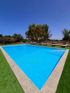 Bazén v ubytovaní Exclusive Loft con piscina Dal Picciotto alebo v jeho blízkosti