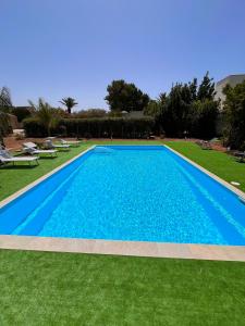 Bazén v ubytovaní Exclusive Loft con piscina Dal Picciotto alebo v jeho blízkosti