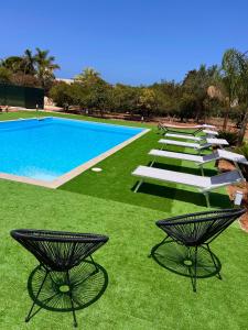 Bazén v ubytovaní Exclusive Loft con piscina Dal Picciotto alebo v jeho blízkosti