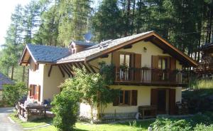 Cette petite maison dispose d'un balcon sur le côté. dans l'établissement B&B della Miniera, à Cogne