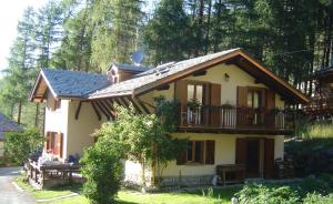 a small house with a balcony on the side of it at B&B della Miniera in Cogne