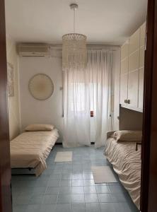 En eller flere senge i et værelse på Esther's Home Casa + 10 billeder