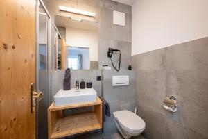 Koupelna v ubytování Aparthotel Stadler + 37 fotografií