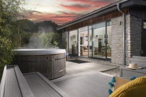 海尔6 The Dunes At Upton Towans的房子后院的热水浴缸
